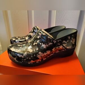 Dansko XP 2.0 Patent Camo Clog 43